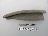 藏品(灰黑色泥質陶口緣殘件)的圖片